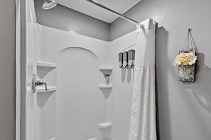 Shower, hair dryer, towels, soap - Relaxing Retreat  (Westminster)