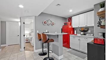 Refrigerador, microondas, cafetera/tetera, tetera/pava eléctrica