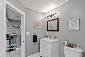 Shower, hair dryer, towels, soap - Relaxing Retreat  (Westminster)