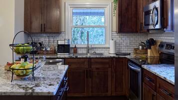 Coffee/tea maker, fridge, microwave, oven