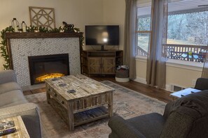 Smart TV, chimenea, videojuegos y libros 