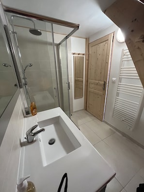 Dusche, Haartrockner, Seife, Shampoo