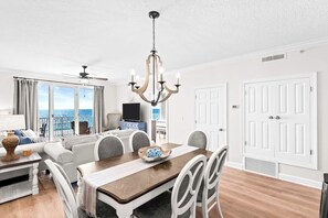 Smart TV - Renovated Beachfront 6th Floor Condo in Great Location (Panama City Beach)