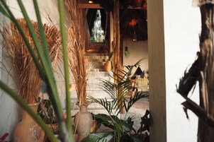 供应早餐、午餐和晚餐，地中海菜，泳池景观