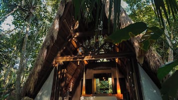 Habitación romántica, 1 cama King size, Terraza, vista al jardín | Camas con efecto memoria, wifi gratis y ropa de cama