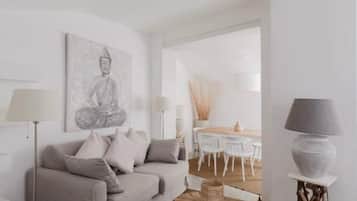 2 bedrooms, premium bedding, iron/ironing board, cots/infant beds