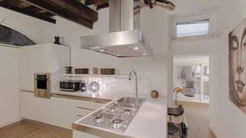 Departamento de lujo | Cocina privada | Refrigerador con congelador, microondas, horno y parrilla de estufa