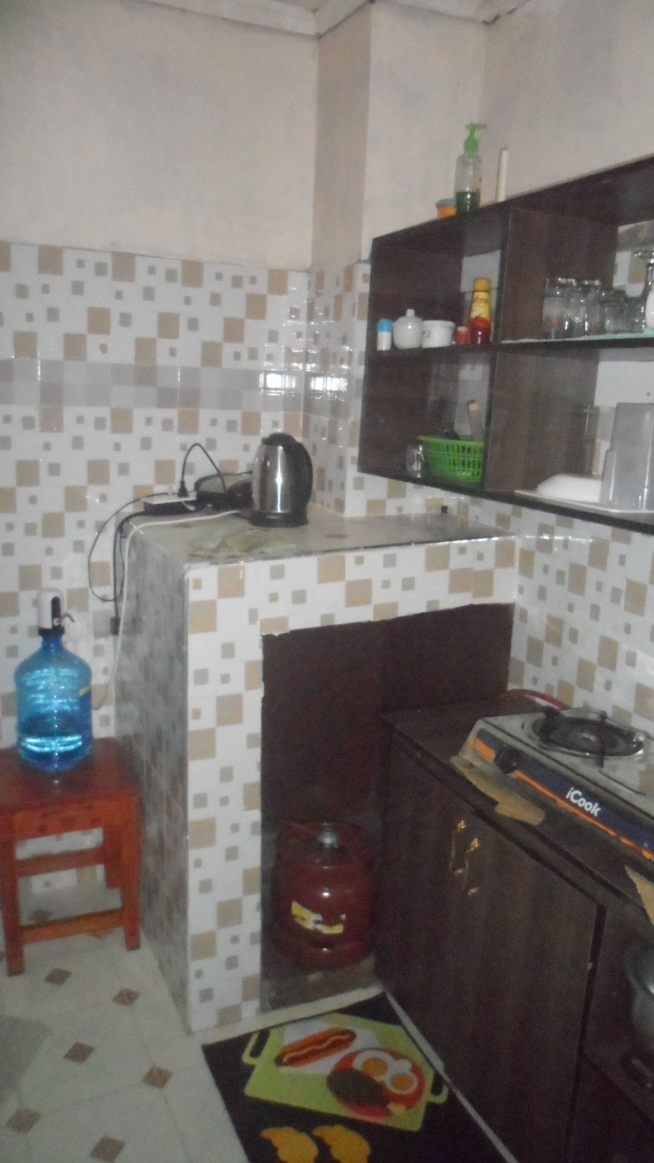 冷蔵庫、電子レンジ、コンロ、電気ポット