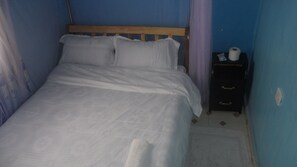 2 bedrooms, desk, iron/ironing board, WiFi