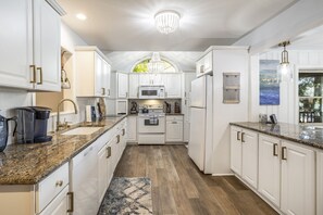 Private kitchen - Gull Lake Waterfront (Augusta)