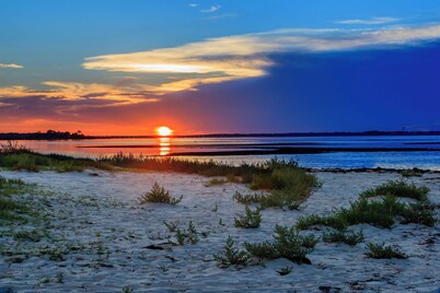 "Salty Breezes", Panacea...Bay Front, Balcony, Pool, No Boats, No Pets, Wifi
