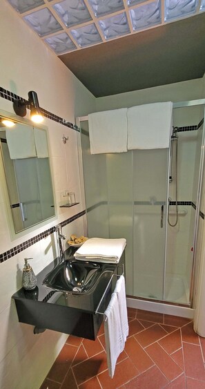 Dusche, umweltfreundliche Kosmetikartikel, Haartrockner, Bidet