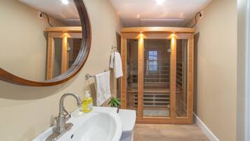 Ducha, secador de pelo, toallas, jabón