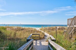 沙滩椅、沙滩毛巾