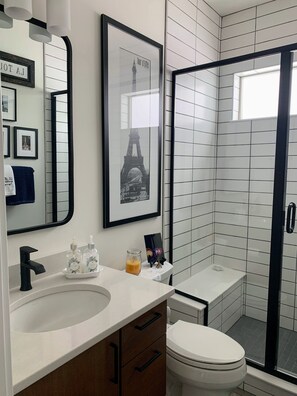Een douche, een haardroger, handdoeken, zeep