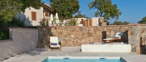 Utomhuspool och uppvärmd pool