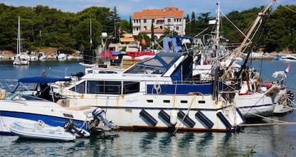 A dream boat for a wavy vacation