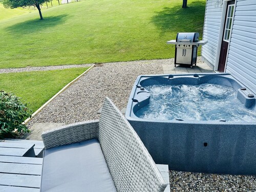 Cozy home in the heart of Hocking Hills * with Hot Tub *