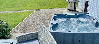 Cozy home in the heart of Hocking Hills * with Hot Tub *