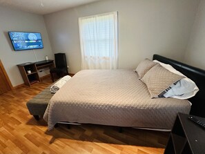 3 bedrooms, memory-foam beds, desk, iron/ironing board - Cozy home in the heart of Hocking Hills * with Hot Tub * (Logan)