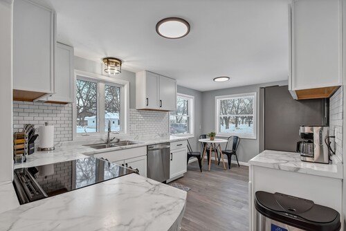 Home Away from Home -10 minute walk to Lambeau and Titletown district.