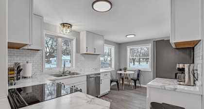 Home Away from Home -10 minute walk to Lambeau and Titletown district.