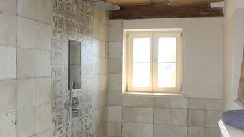 Dusche, Haartrockner, Handtücher, Toilettenpapier