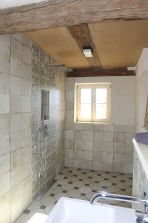Dusche, Haartrockner, Handtücher, Toilettenpapier