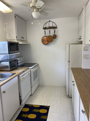 Condo, 2 Bedrooms | Private kitchen | Fridge, oven, coffee/tea maker, toaster