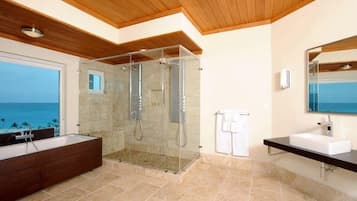 Villa, 4 Bedrooms | Bathroom | Towels