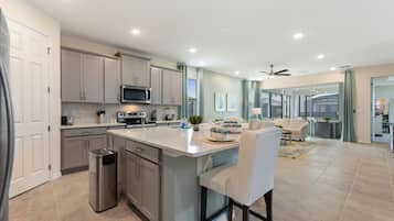 Villa, varias habitaciones | Cocina privada | Refrigerador, horno, cafetera y tetera y tostadora