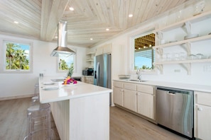 House, 2 Bedrooms | Private kitchen | Fridge, coffee/tea maker, toaster