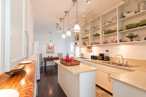 House, 6 Bedrooms