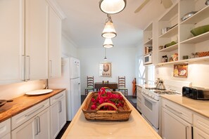 House, 6 Bedrooms | Private kitchen | Fridge, oven, coffee/tea maker, toaster