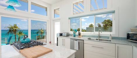 House, 3 Bedrooms | Private kitchen | Fridge, coffee/tea maker, toaster