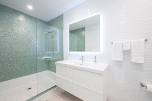 House, 3 Bedrooms | Bathroom | Towels - Dream House 3 Bedroom Home (North Palmetto Point)