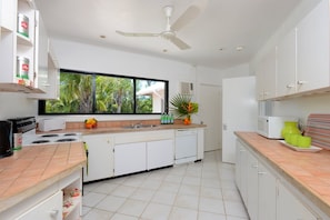 House, 5 Bedrooms | Private kitchen | Fridge, coffee/tea maker, toaster