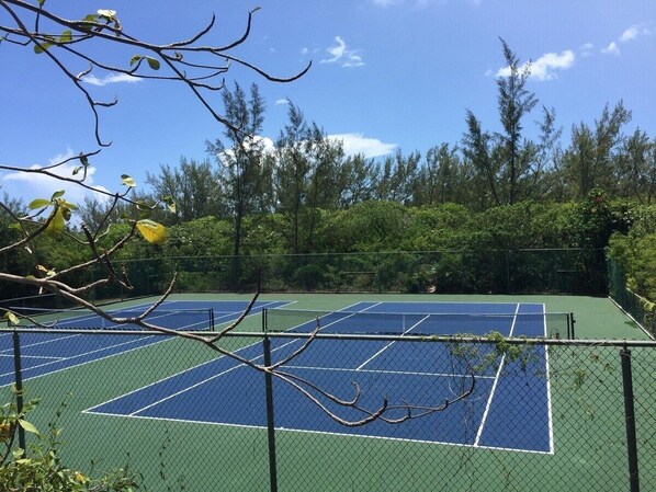 House, 5 Bedrooms | Sports court