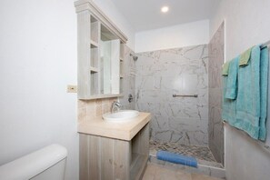 House, 5 Bedrooms | Bathroom