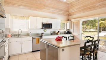 House, 4 Bedrooms | Private kitchen | Fridge, coffee/tea maker, toaster