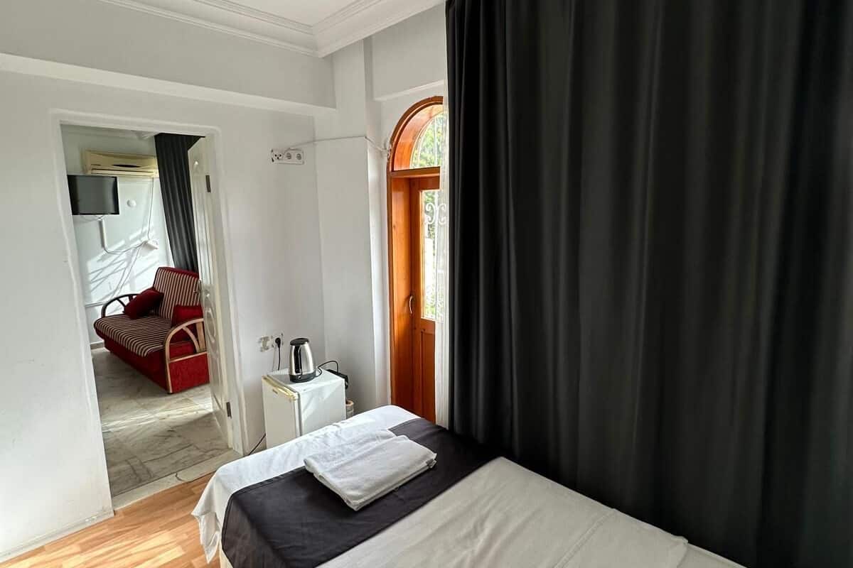 Habitación triple familiar | Ropa de cama de alta calidad, wifi gratis y ropa de cama