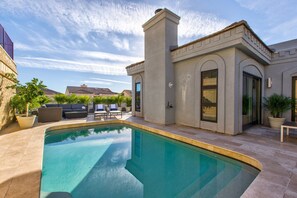 Piscina a l'aire lliure i piscina climatitzada 