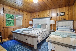2 bedrooms, desk, WiFi, bed sheets