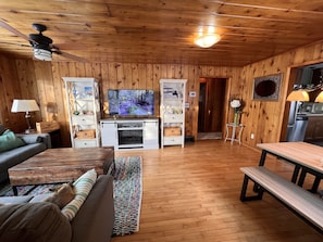 Smart TV y chimenea