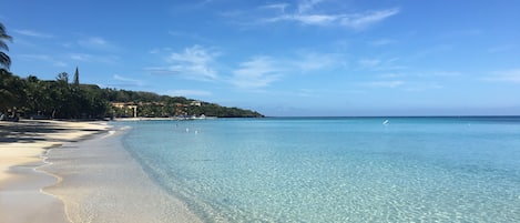 På stranden, solsenger og strandhåndklær