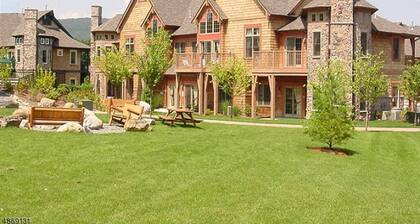 Cozy Mountain Creek Getaway | 2BR/2BA | Ski | Hot Tub | #01-22 Maple