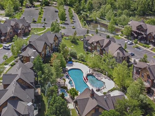 Cozy Mountain Creek Getaway | 2BR/2BA | Ski | Hot Tub | #01-22 Maple