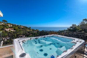 مغطس سبا خارجي