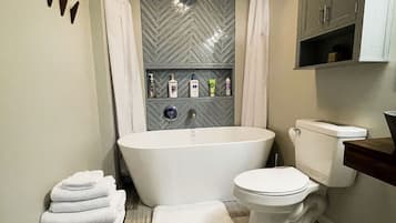 Douche, sèche-cheveux, bidet, serviettes fournies
