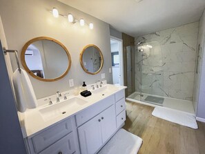 Dusche, Haartrockner, Bidet, Handtücher